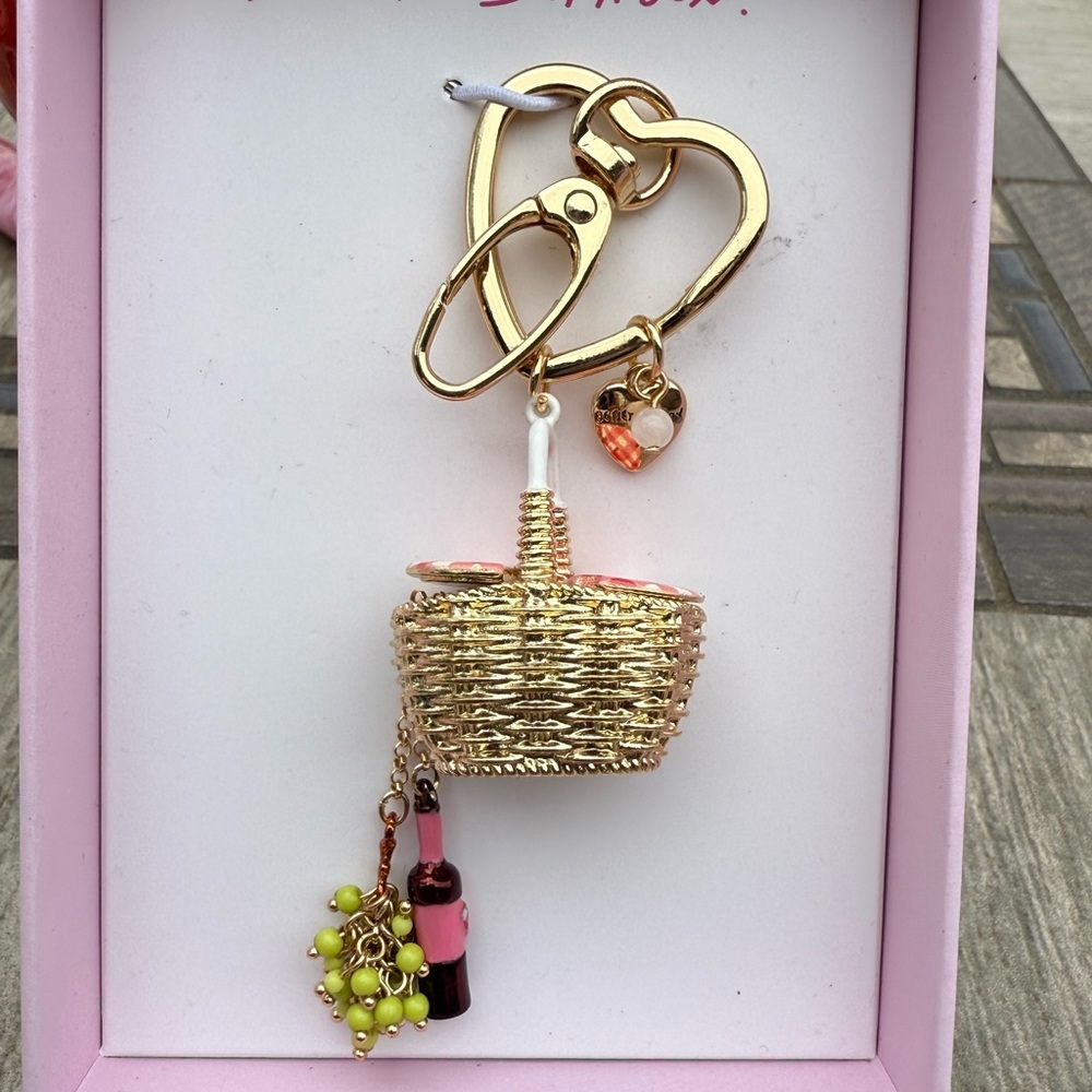 NWT! Betsey Johnson Grapes Wine Picnic with Basket Charm Keychain - Picture 7 of 10